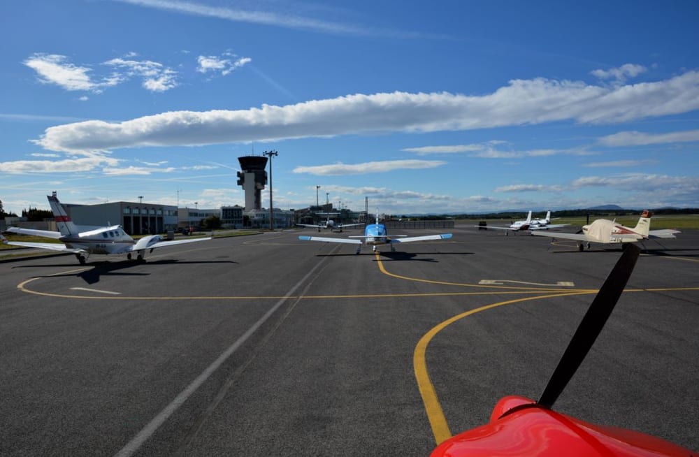 Vue aérienne de l'aérodrome Montpellier Méditerranée avec ses pistes d'atterrissage.