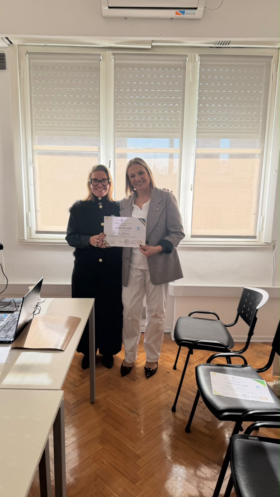 Entrega de certificado a una egresada
