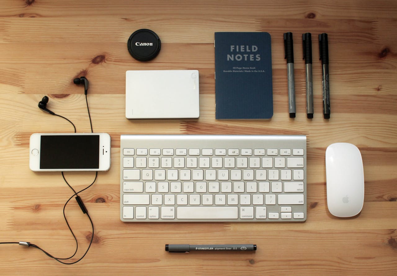 Apple Magic Mouse and Keyboard. Photo by Pixabay on pexels.com.