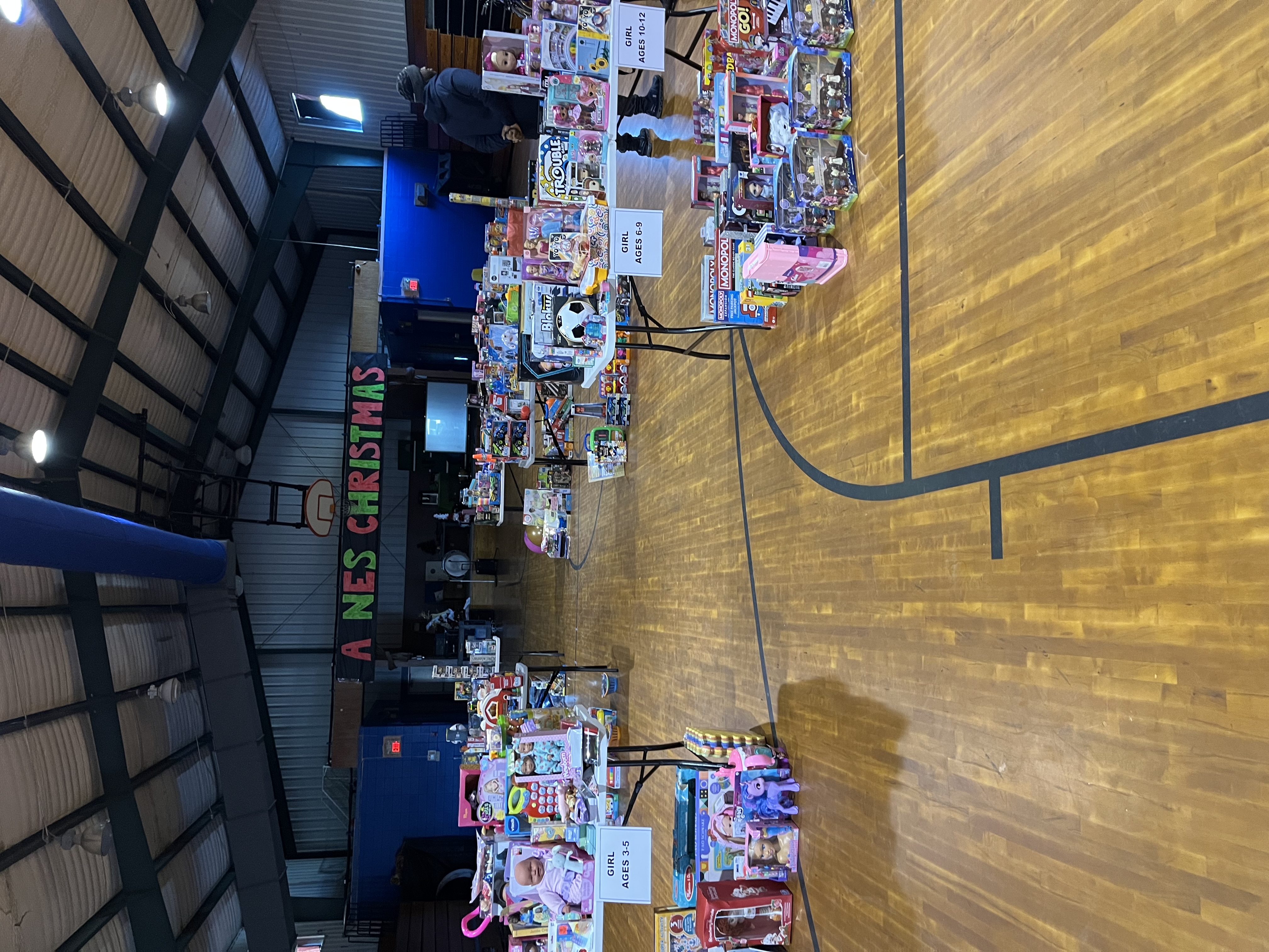 It takes a village! 🎄✨