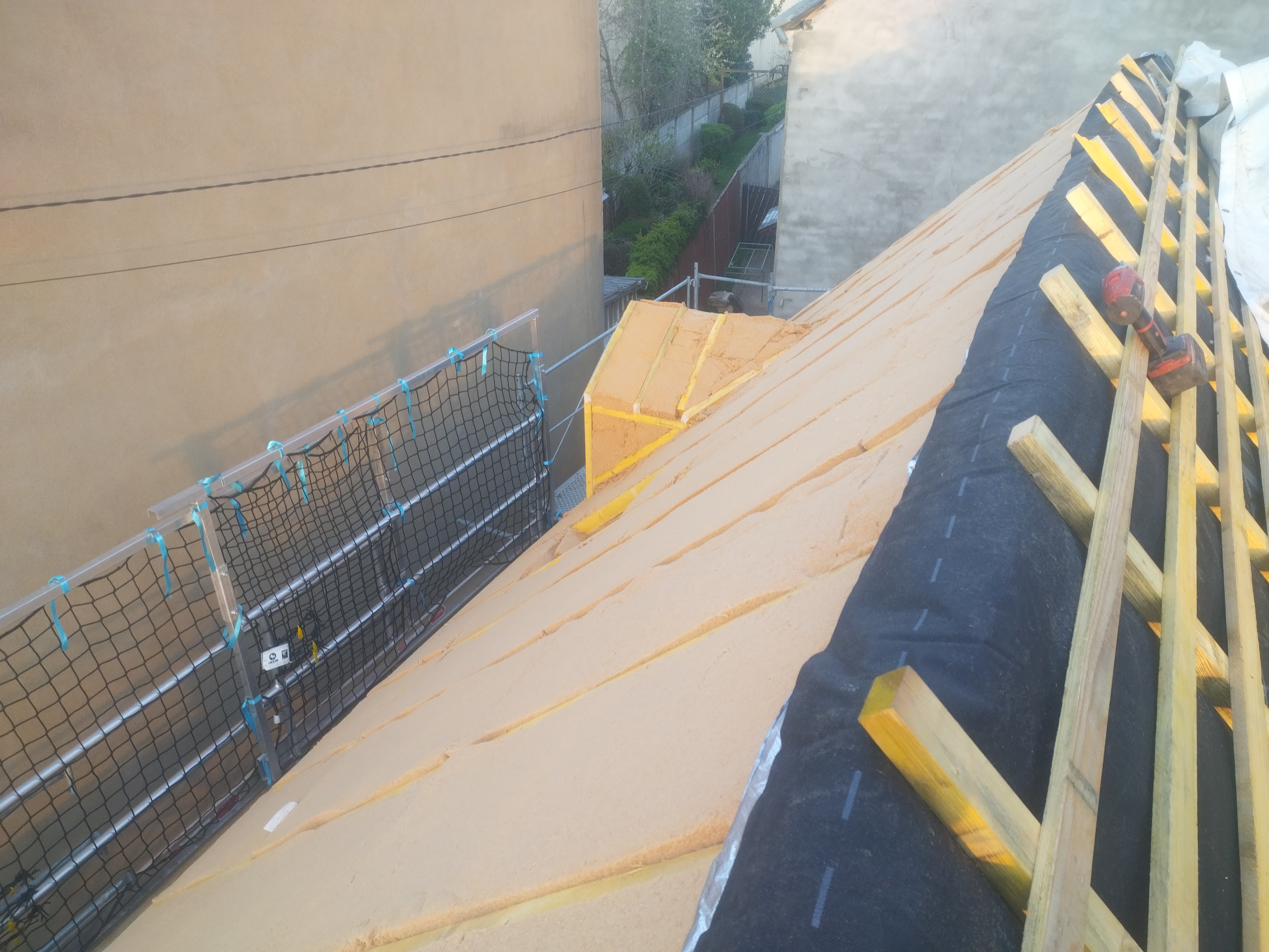 Travaux d'isolation de toiture pendant la rénovation