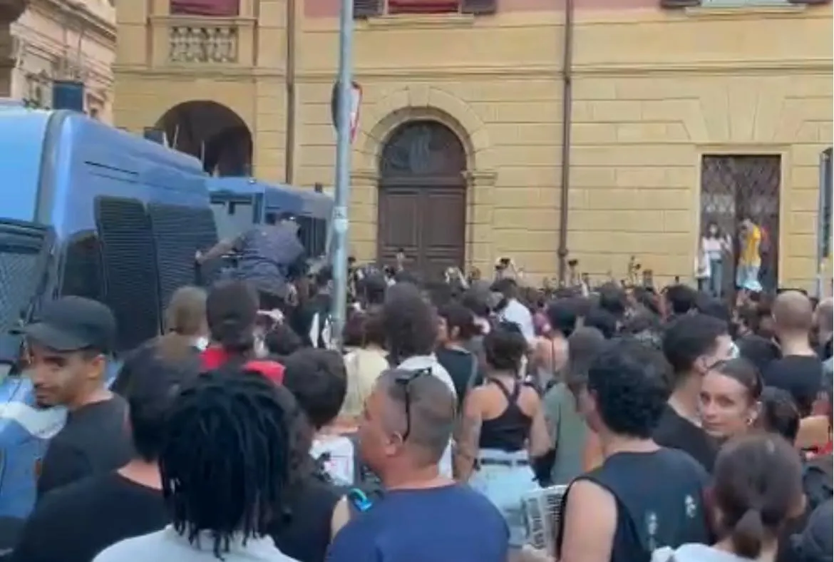 Bologna, tensione davanti alla Prefettura durante il corteo per Abderrahim Fakir: intervento della Polizia
