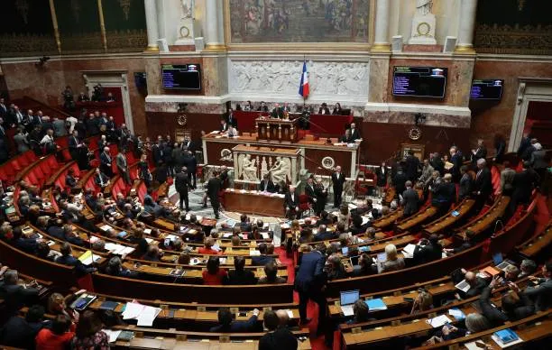 Francia, svolta storica: l'Assemblea nazionale approva la legge sul suicidio assistito