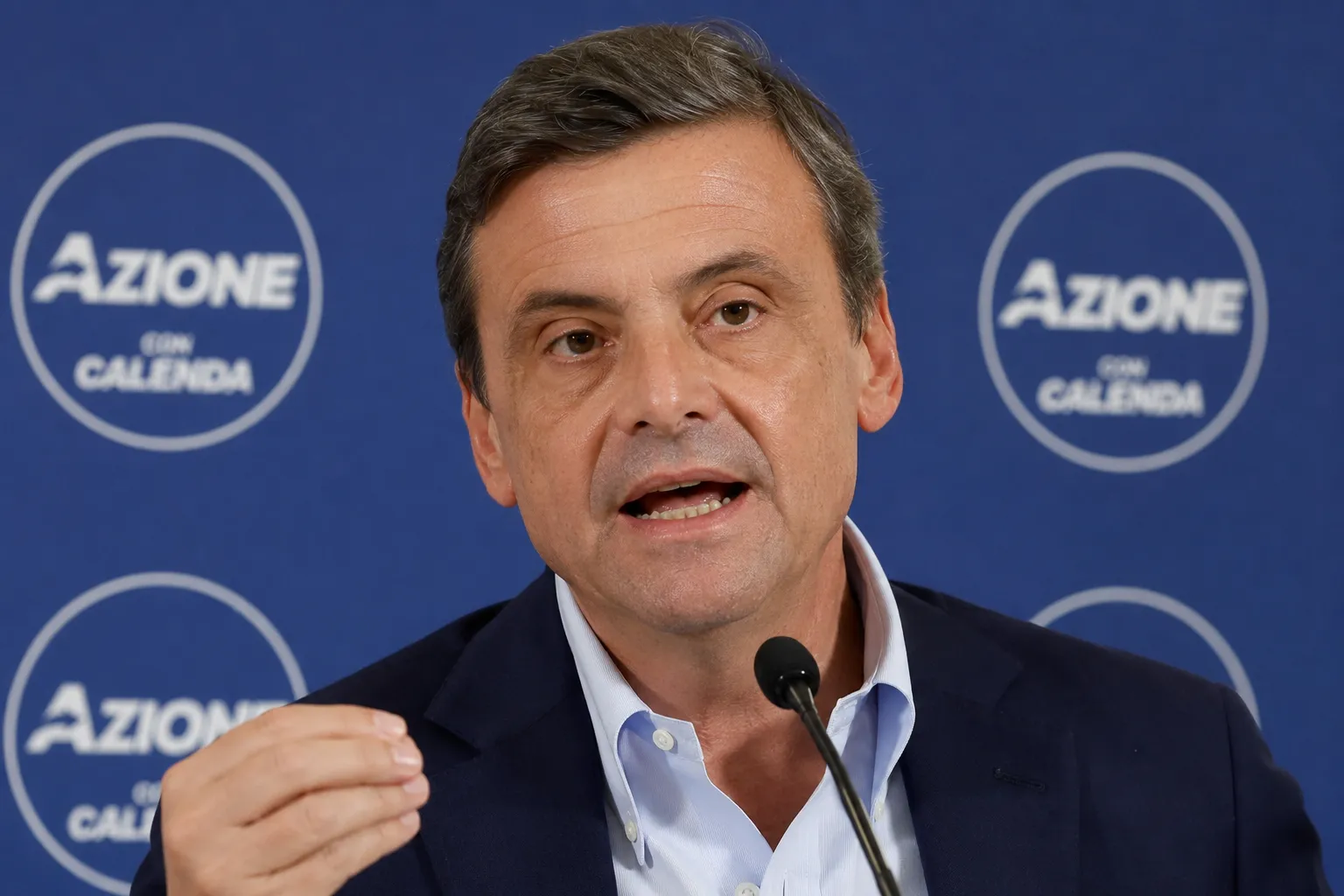 Calenda al veleno contro Salvini sul caso Roggero: «È un imbecille». Esplode lo scontro sulla legittima difesa