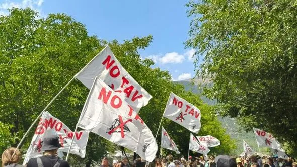 Scontri in Val di Susa durante la marcia No Tav: episodi di tensione nei pressi del cantiere, intervento della polizia