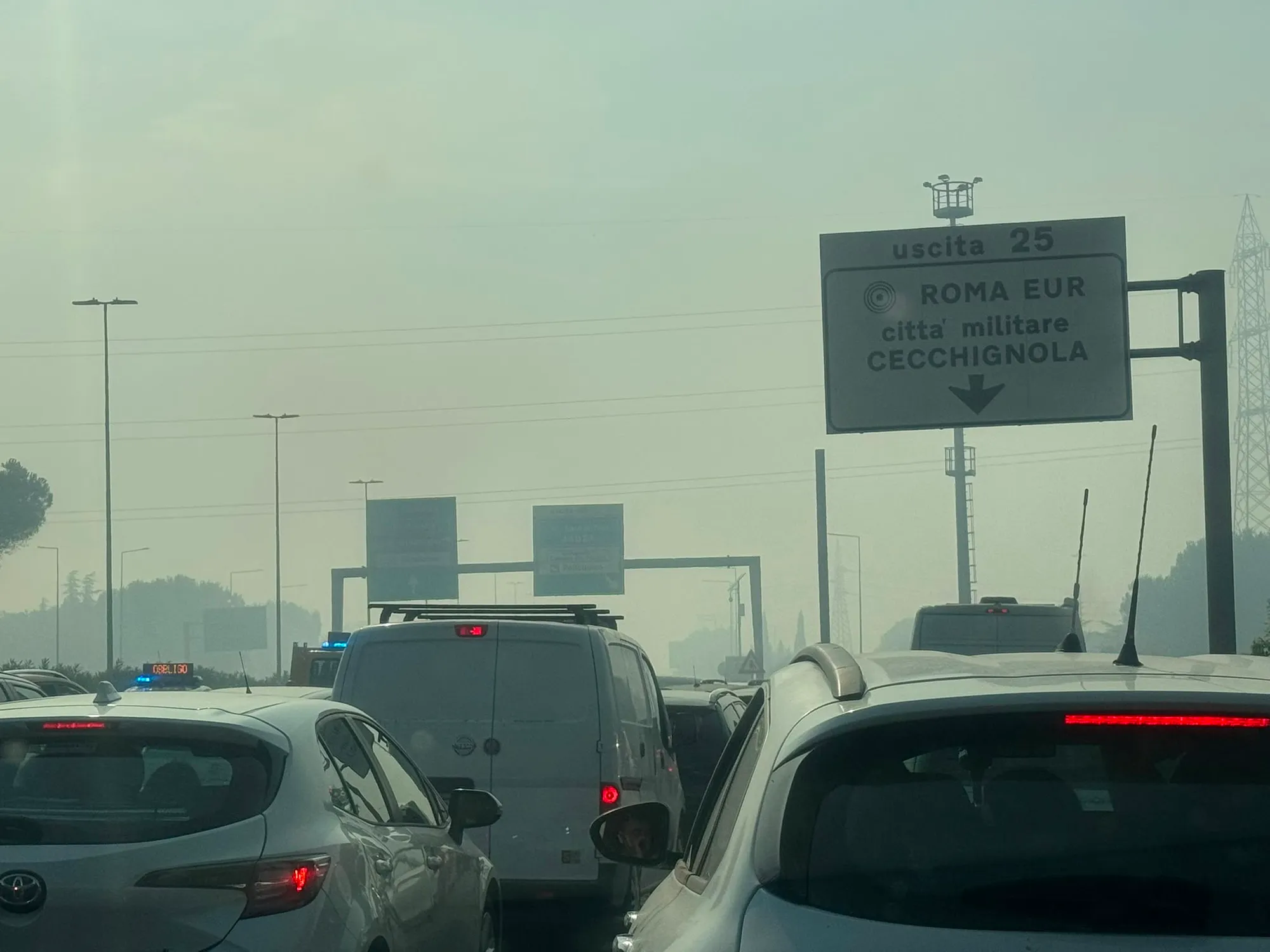 Roma circondata dagli incendi: fumo sul raccordo anulare, auto in contromano