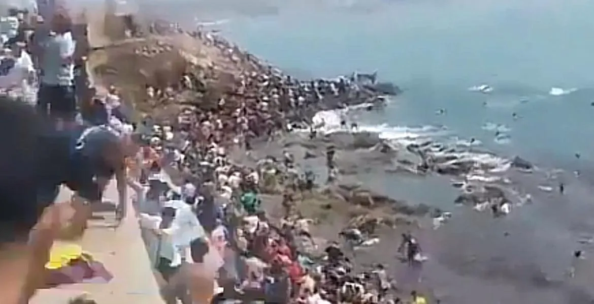 Ceuta, nuova ondata di sbarchi: migliaia di migranti raggiungono la Spagna a nuoto