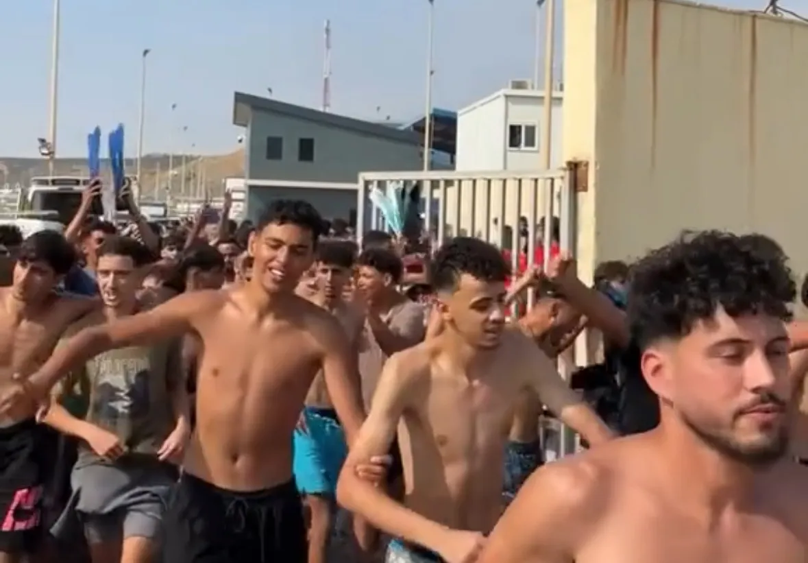 Ceuta, scontro tra Italia e Spagna sulla crisi migratoria: Madrid convoca l’ambasciatore italiano