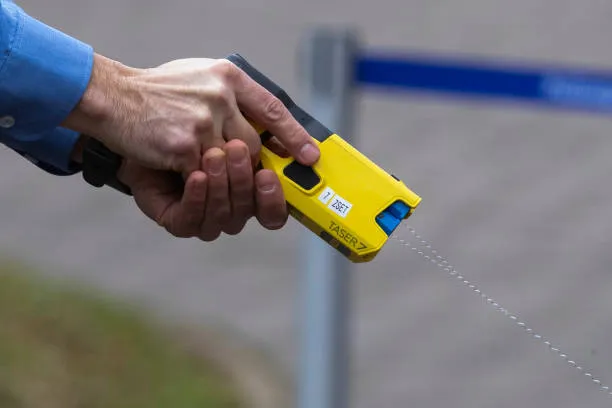 Muore dopo il fermo col taser: aperta un'inchiesta sulla morte di un 35enne