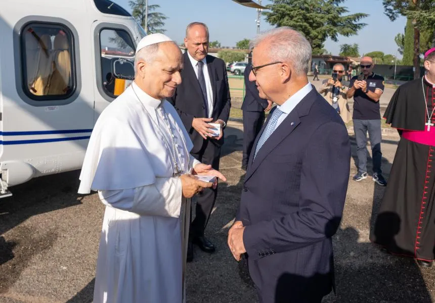 Leone XIV ad Assisi incontra i giovani del “GO! Franciscan Youth Meeting 2026”: Mantovano accoglie il Pontefice