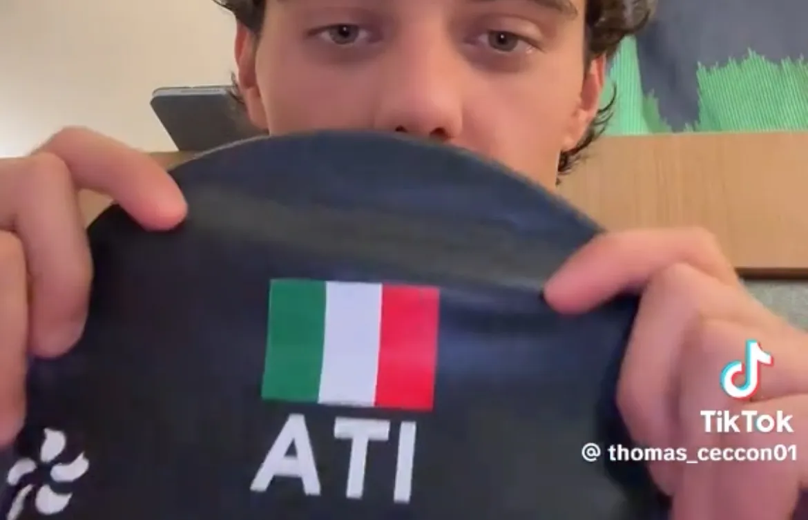 Ceccon e il tricolore al contrario sulla cuffia: "Non dovrebbe essere verde, bianca e rossa?"