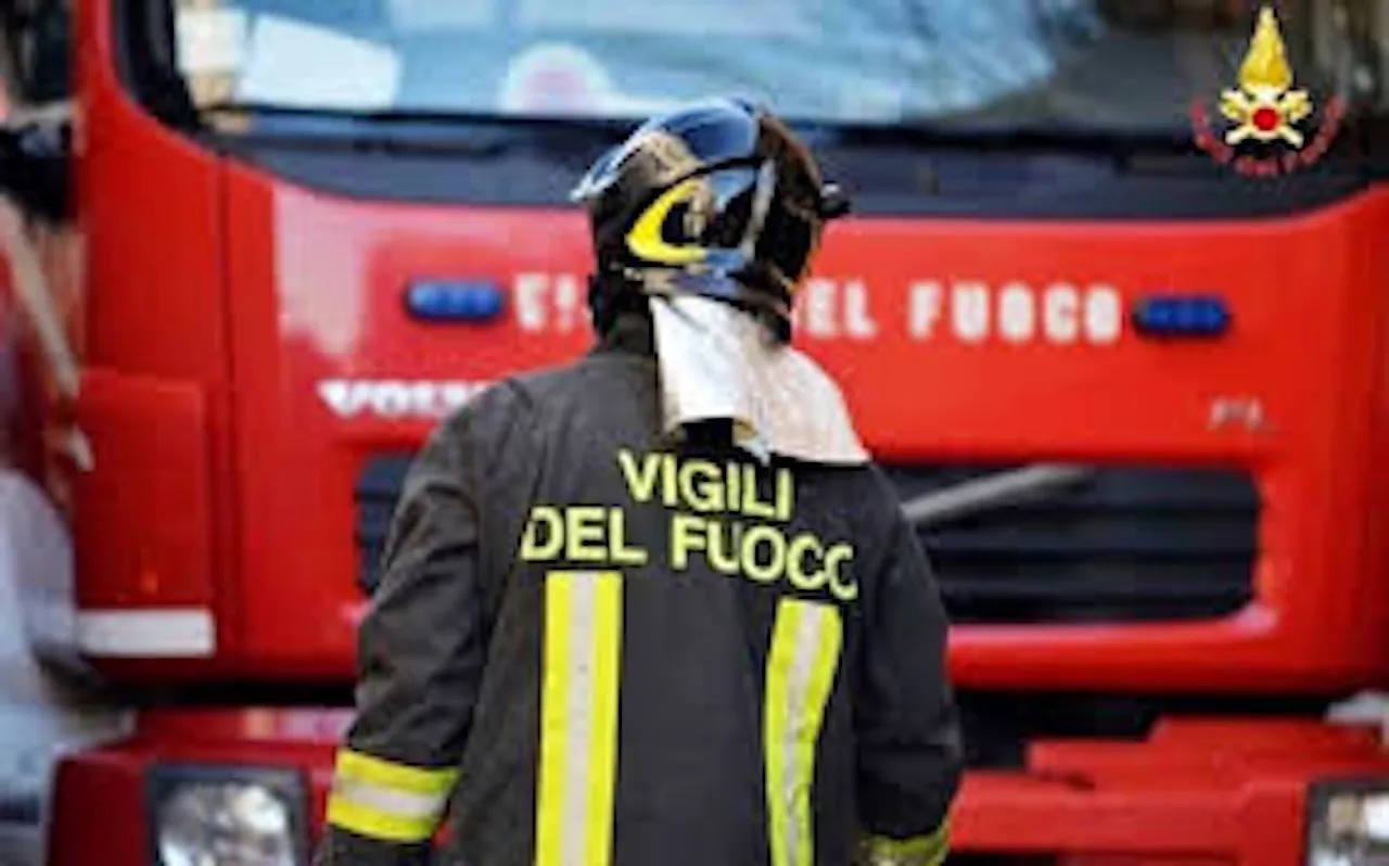 Donna trovata impiccata e casa in fiamme: indagini in corso sulla morte