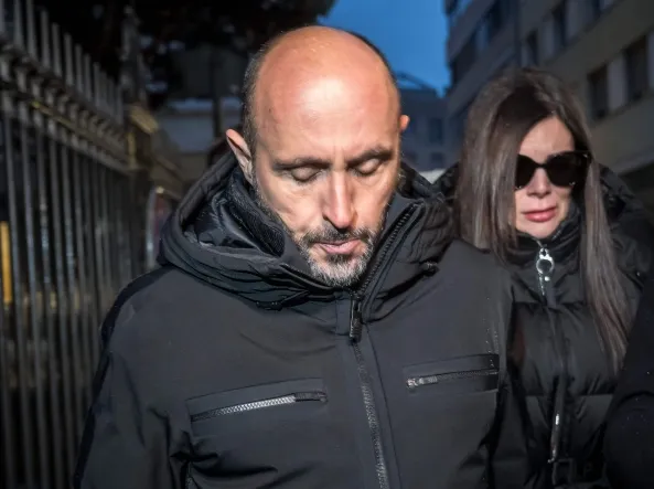 Crans-Montana, Jacques Moretti arrestato per violenze sulla moglie Jessica: la donna ricoverata