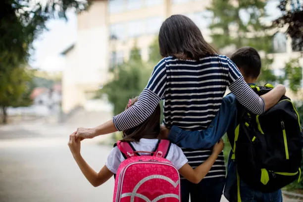 Multe ai genitori che saltano i colloqui a scuola, Bolzano fa marcia indietro: intesa con Valditara per eliminarle 