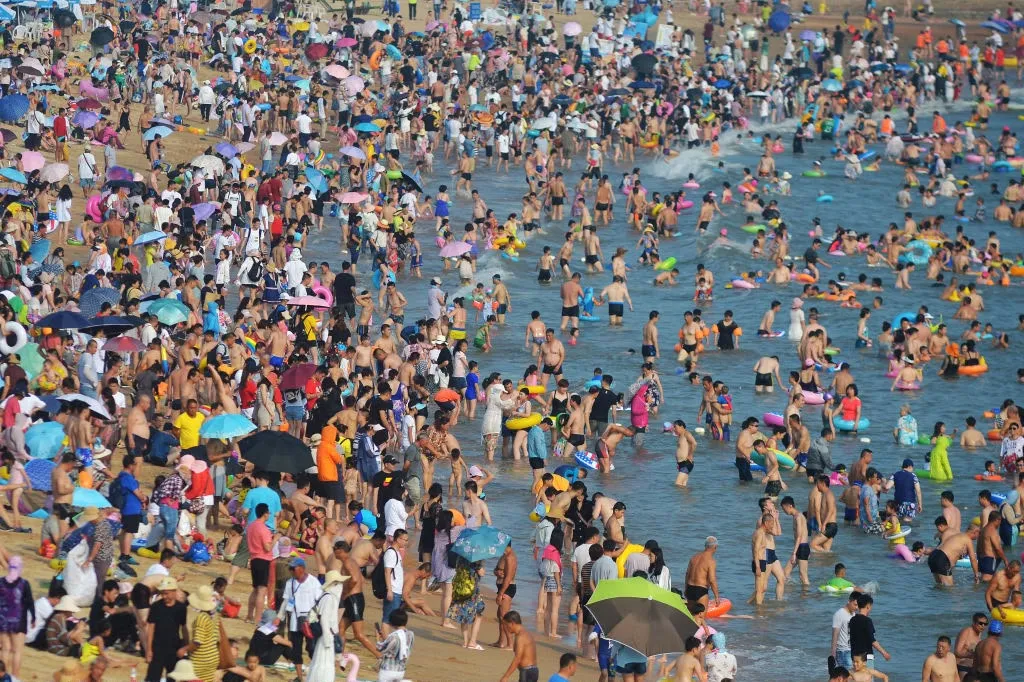 Cina, la spiaggia dei record: fino a 190mila persone in un solo giorno