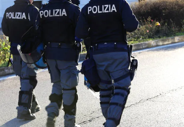 Propaganda nazifascista e scritte estremiste: cinque minorenni indagati ad Arezzo