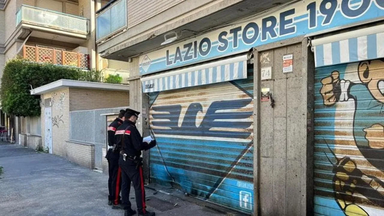 Paura a Ostia: spari in pieno giorno contro un Lazio Store. C'è la pista dell'intimidazione