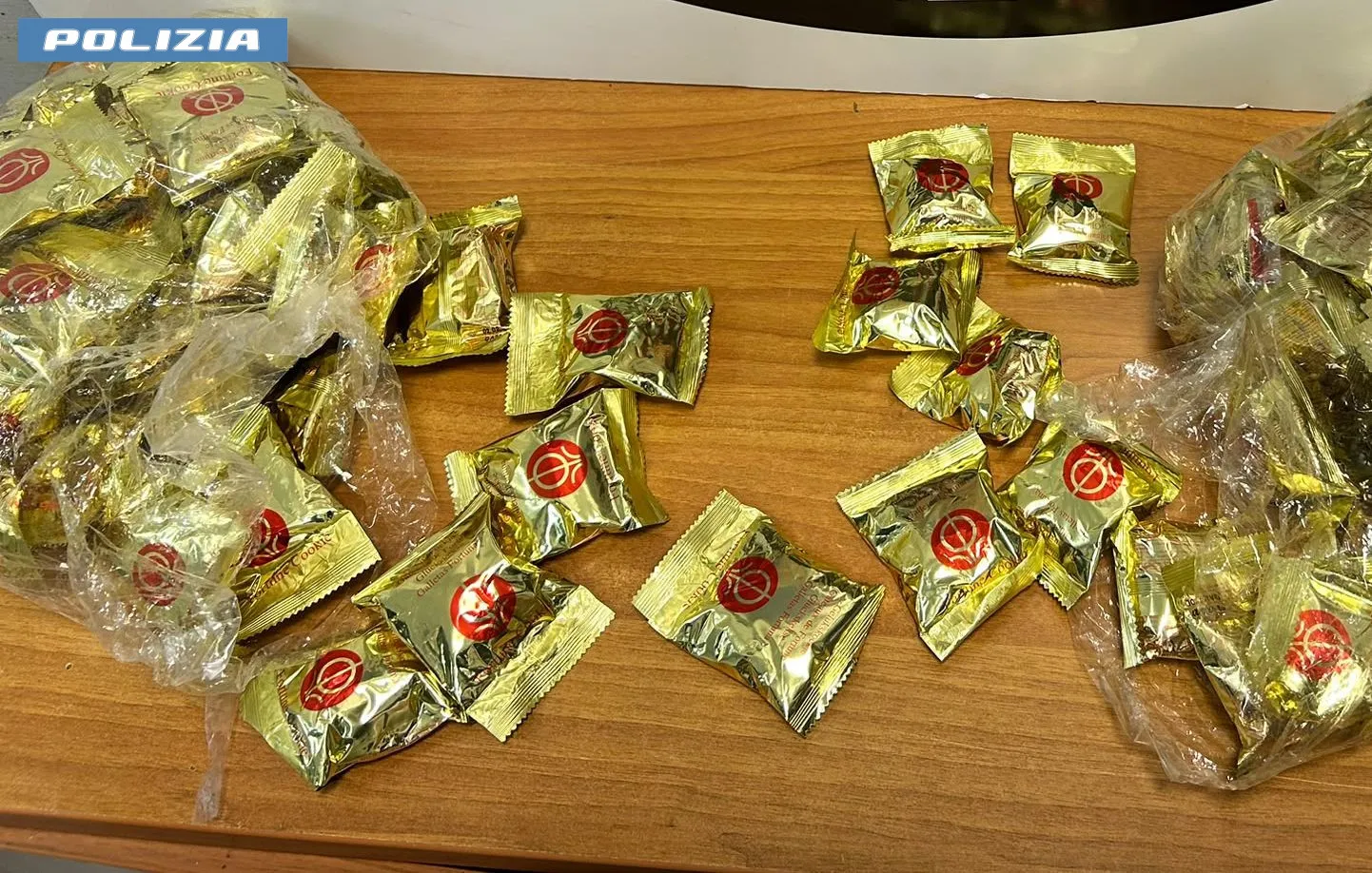 Droga nascosta nei “biscotti della fortuna”: arrestata 40enne cinese