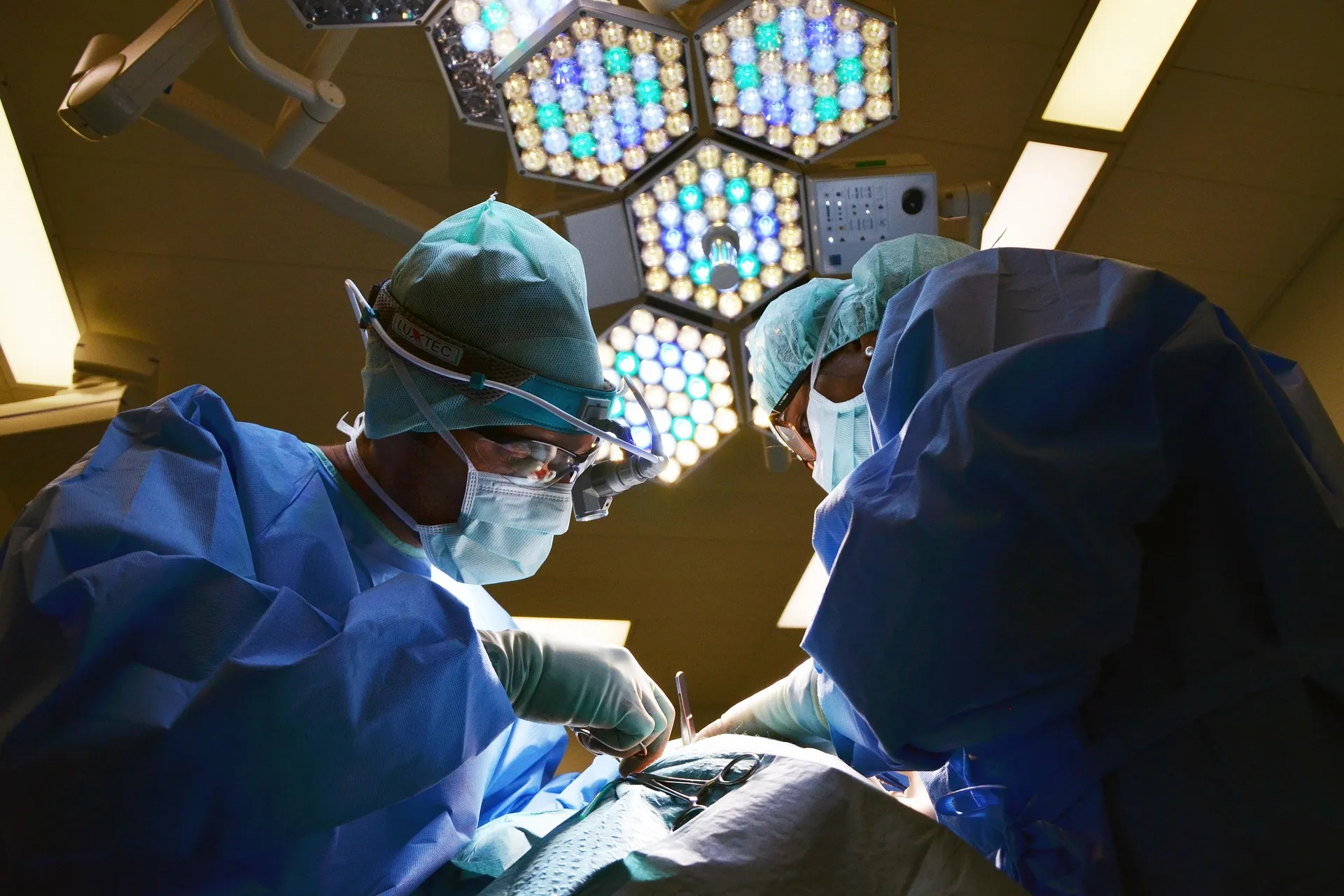 Neurochirurgia, prima operazione con l'assistenza dell'IA: rimossa una neoplasia alla base del cranio