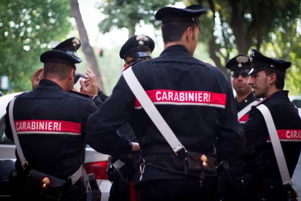 Paura in una scuola di Roma: insegnante aggredita con spray urticante e ferita con un coltello