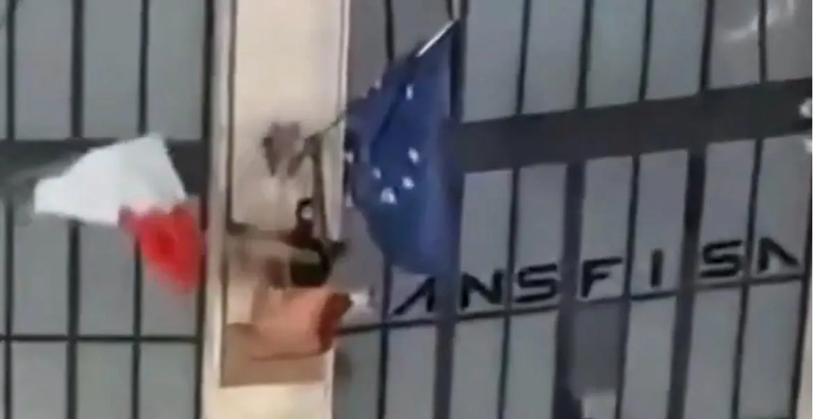 Strappa il tricolore e lo prende a calci: bufera sul video girato a Firenze