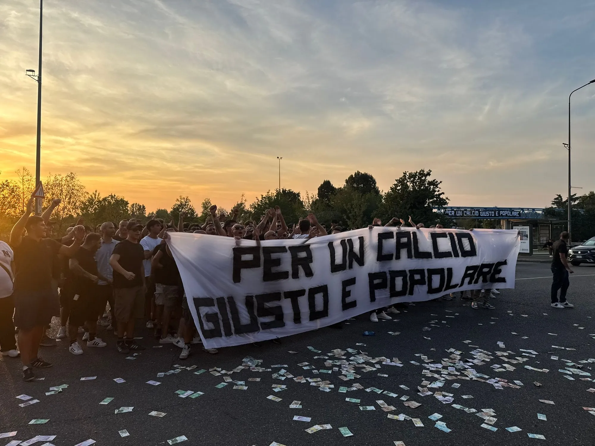 Milano, protesta contro il “calcio moderno” fuori dallo Sheraton: striscioni e banconote finte