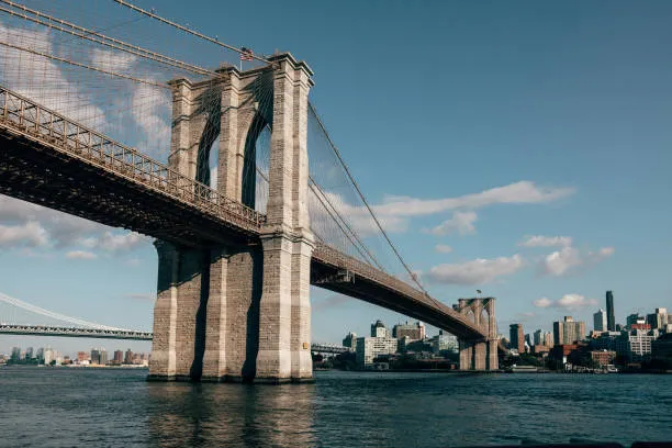 Minaccia gli agenti sul ponte di Brooklyn con un coltello e dichiara di avere una bomba: ucciso dalla polizia