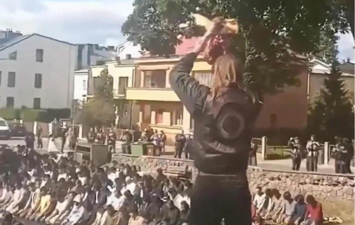 Lituania, protesta davanti alla moschea durante la preghiera: motociclisti tra clacson, musica e cori