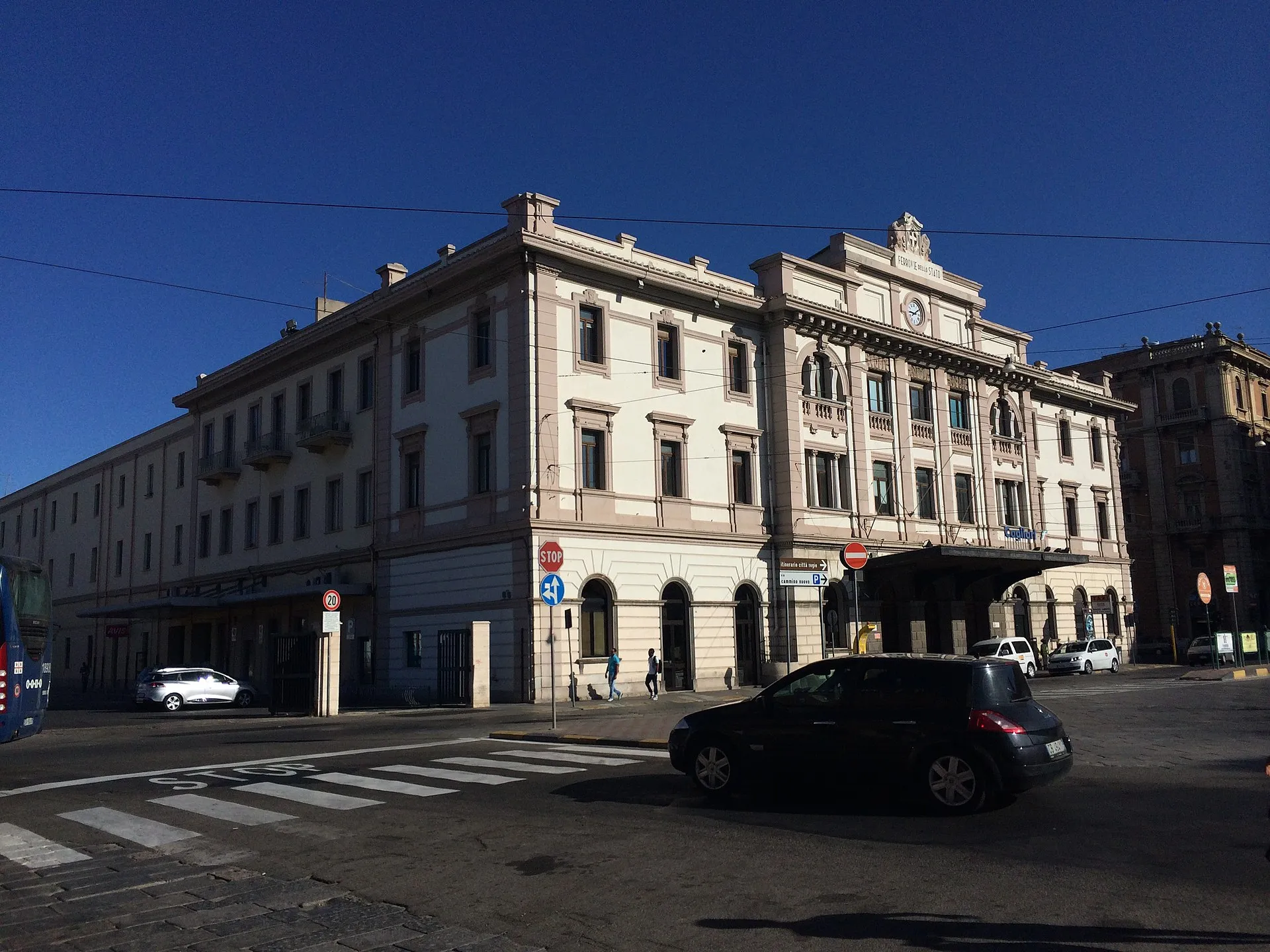 Cagliari, 15enne accerchiata alla fermata dell’autobus: interviene un bersagliere fuori servizio