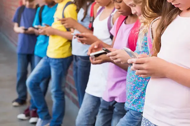 Kids Act, l'Europa dichiara guerra ai social: niente account sotto i 13 anni e limiti fino ai 15
