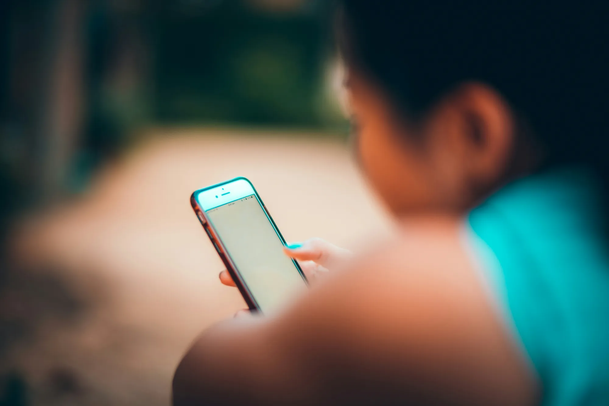 Europa, svolta sui social: vietati ai minori di 13 anni e controllo parentale fino ai 15
