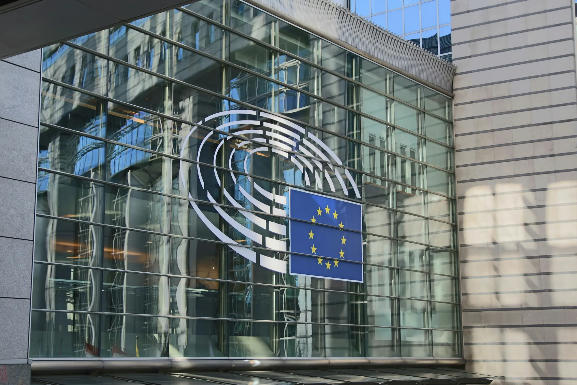 Kids Act: l’UE mette un freno ai social per i minori