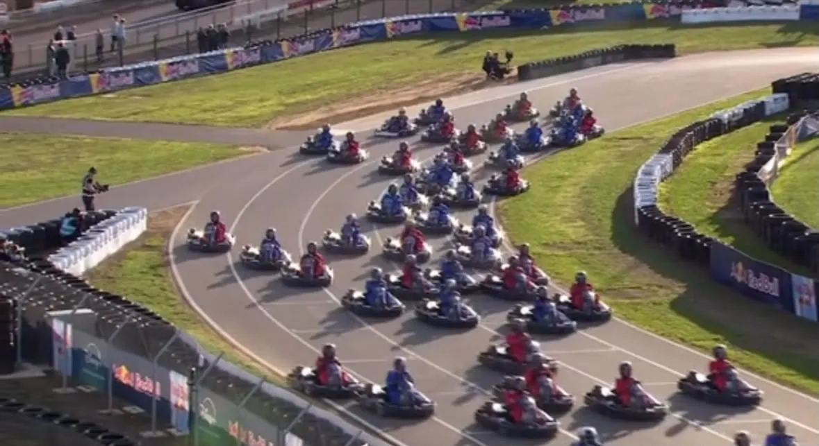 Verstappen sfida 100 kart e li supera tutti: rimonta da 101° al primo posto in 14 giri