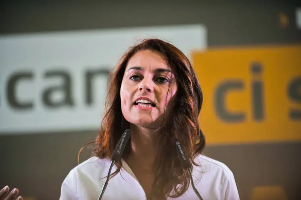 Tajani e le “gonne lunghe”, Ceccardi replica da Pontida: “Le donne si vestono come vogliono”