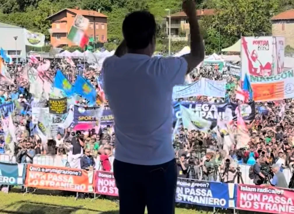 Politica e Vaticano si sovrappongono in tv: Salvini finisce sulla diretta dell’Angelus