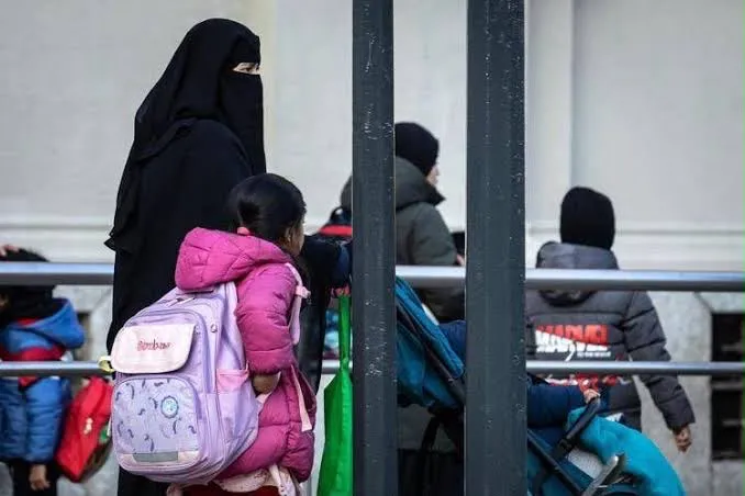 Decreto scuola, nuove regole sull’integrazione: limite del 30% e volto scoperto negli istituti