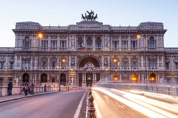 L’aula di giustizia e il sessismo ordinario: se l'abito fa ancora il mondo della donna
