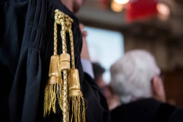 L’aula di giustizia e il sessismo ordinario: se l'abito fa ancora il mondo della donna