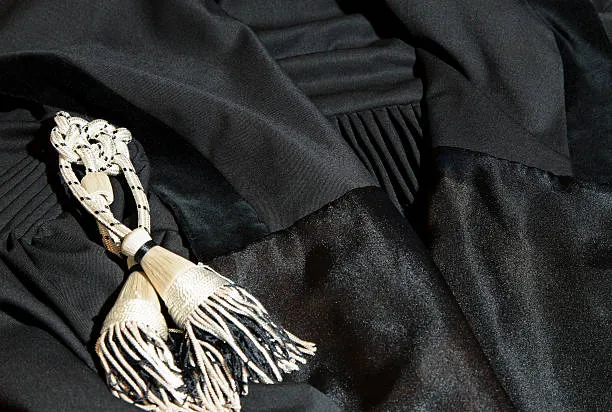 L’aula di giustizia e il sessismo ordinario: se l'abito fa ancora il mondo della donna