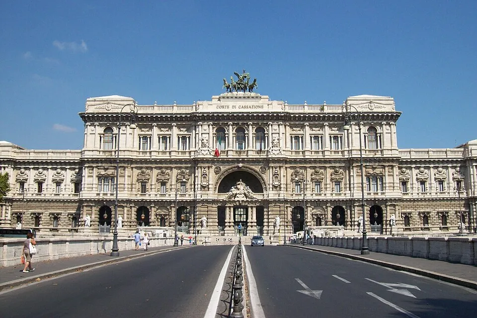 L’aula di giustizia e il sessismo ordinario: se l'abito fa ancora il mondo della donna