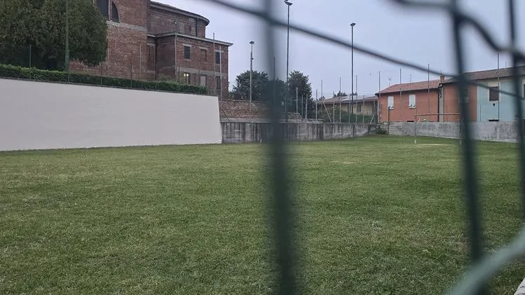 Tragedia nel Bresciano, bambino di 13 anni si sente male durante una partita in oratorio: è morto in ospedale