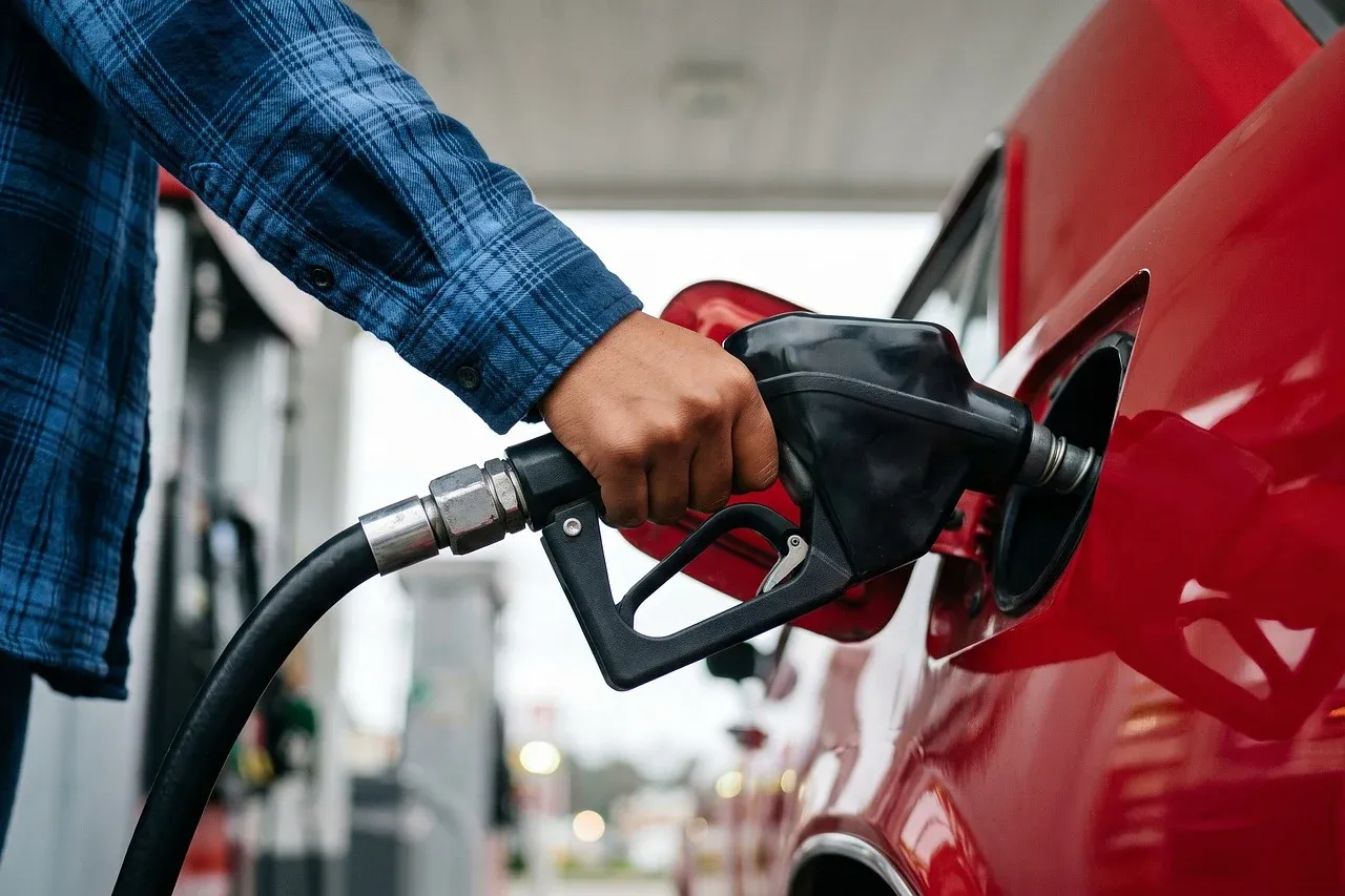 Carburanti, Faib e Fegica: «Basta sconti volontari, il prezzo va regolato per legge»