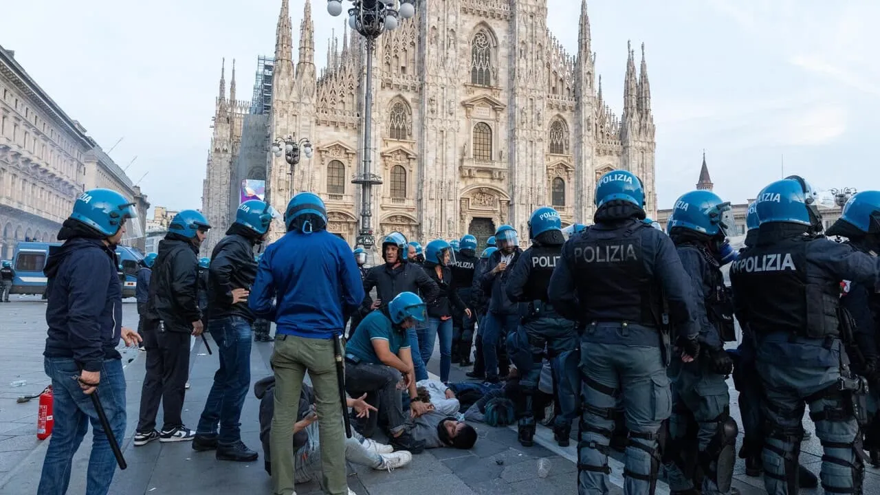 «Quelle vetrine sono la vita di qualcuno»: Saltamartini contro Albanese