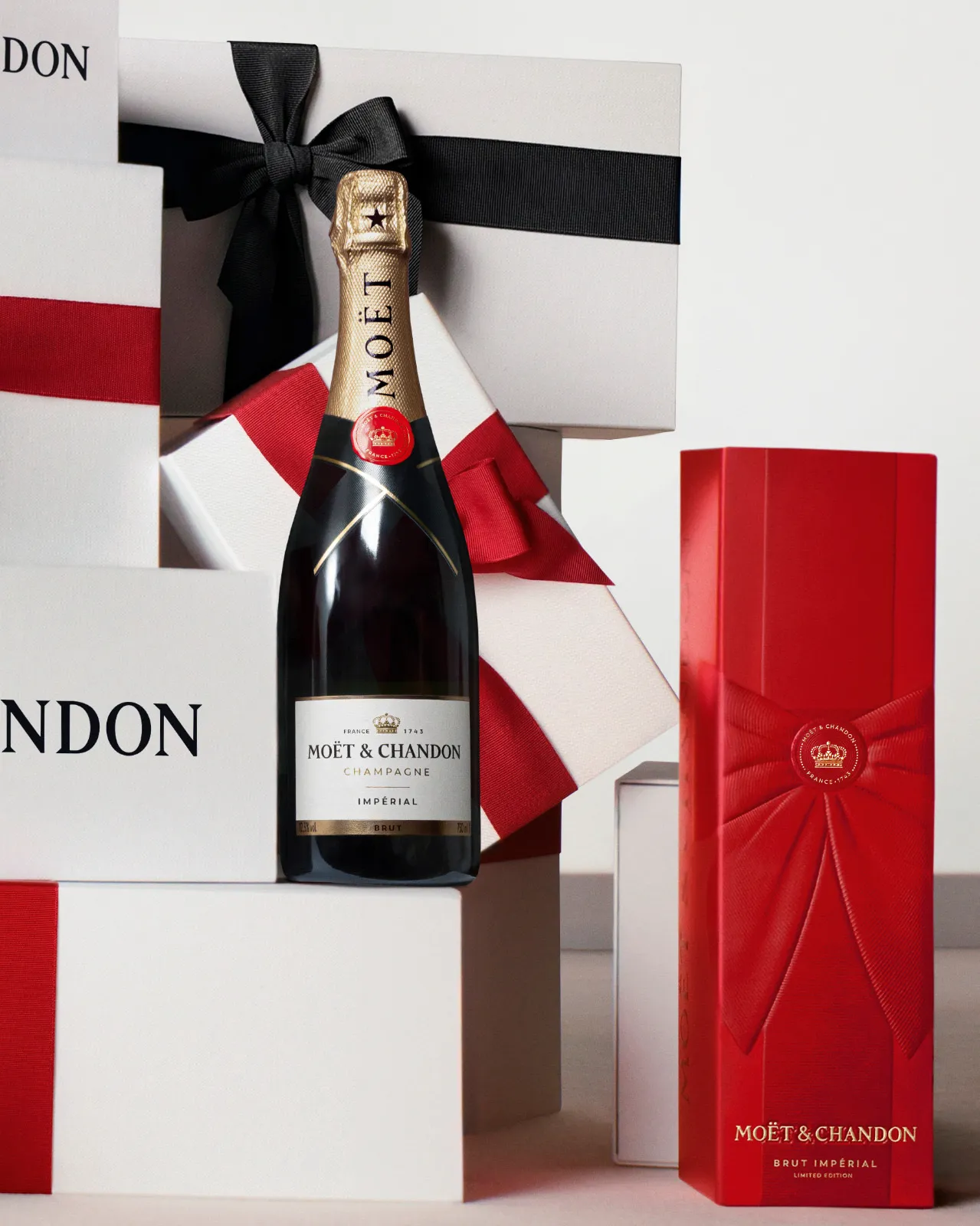 Moët & Chandon veste le feste: il fiocco diventa un accessorio di stile