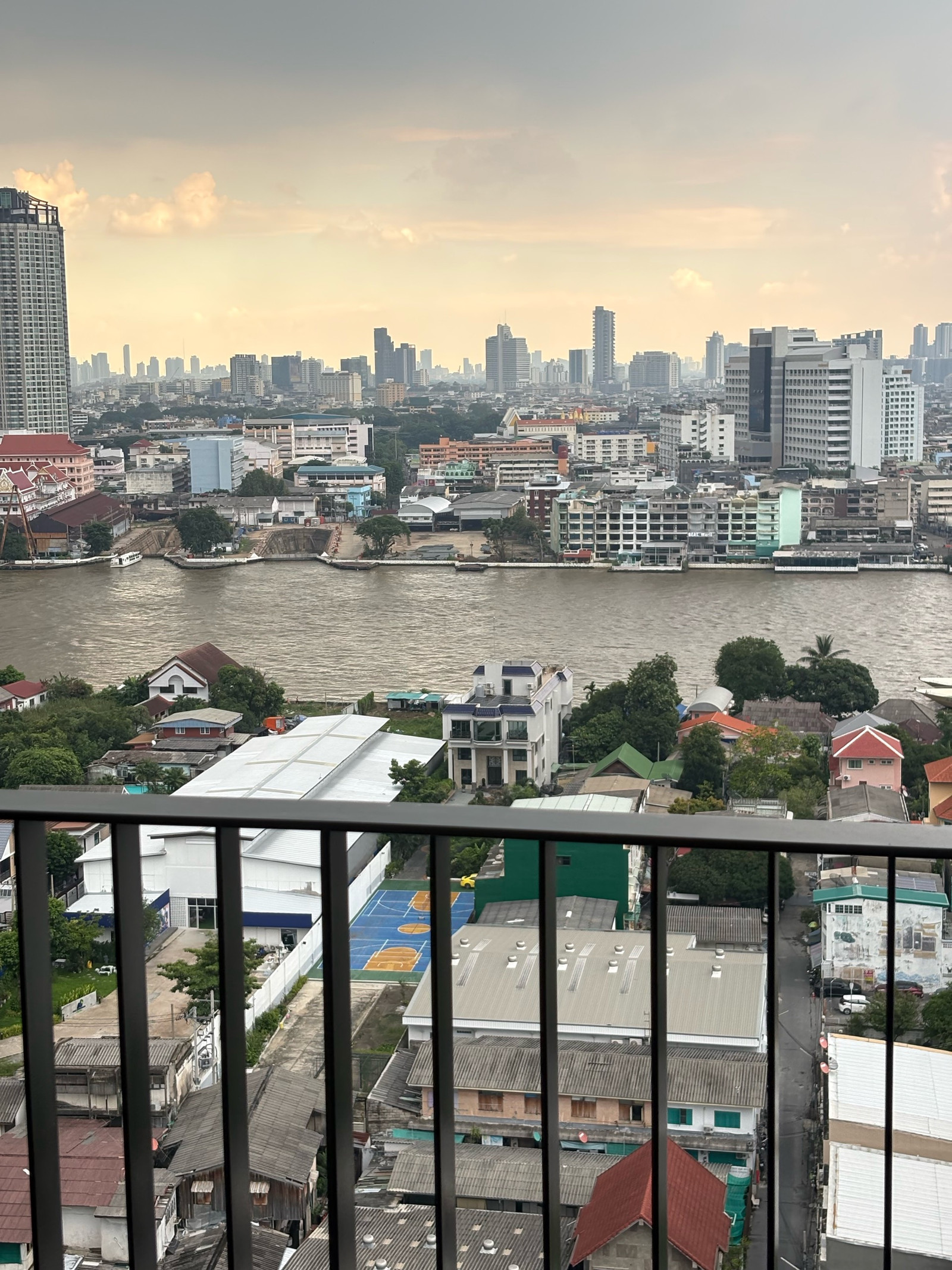 LIFE Charoennakhon - Sathorn