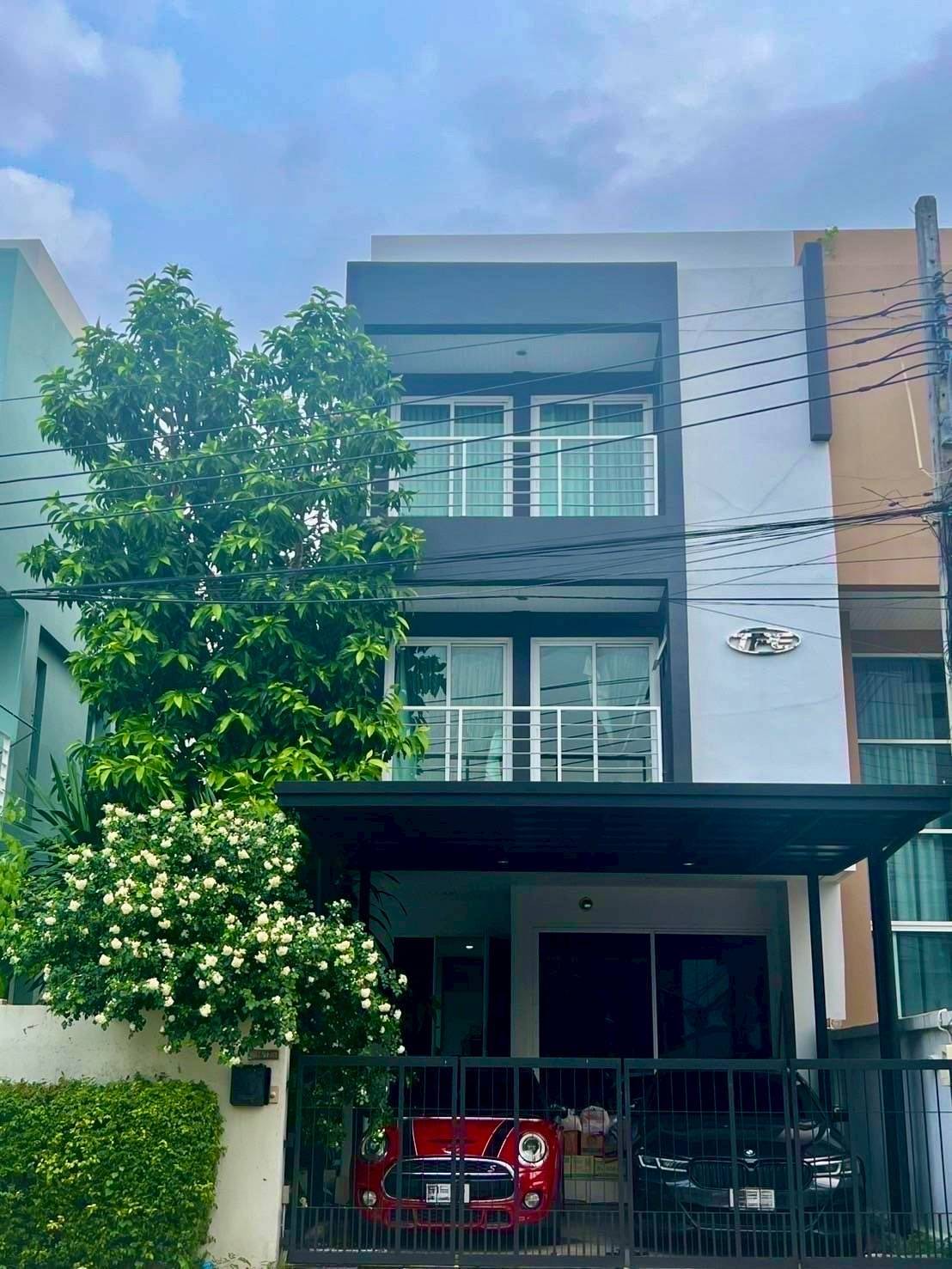 D One Onnut Srinakarin