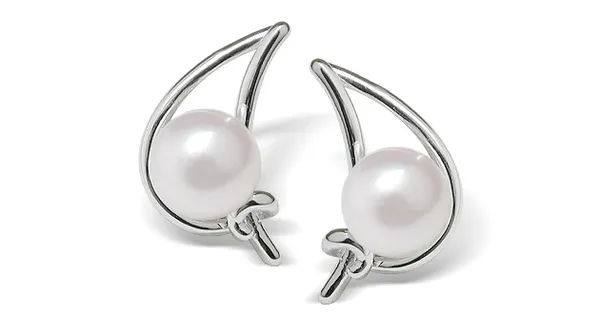 Sea Breeze a Japanese Akoya cultured Pearl Earring
