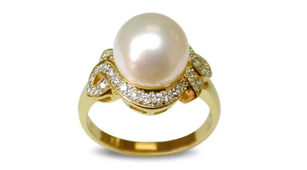 Venus a White South Sea Cultured Pearl Ring
