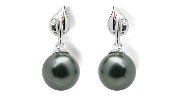 Dew Drop a Black Tahitian Cultured Pearl Earring