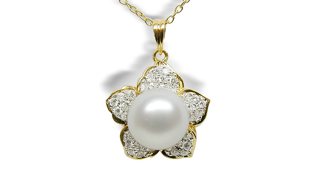 Daffodil a White South Sea Cultured Pearl Pendant